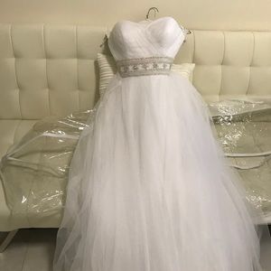 BEAUTIFUL WHITE WEDDING DRESS WORN ONE TIME !!